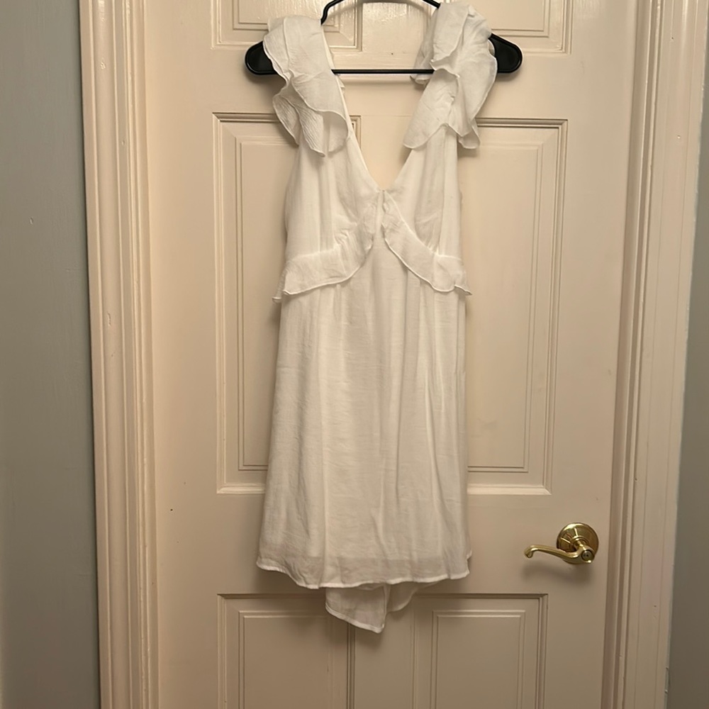 Francesca‘s white flowy tie back dress